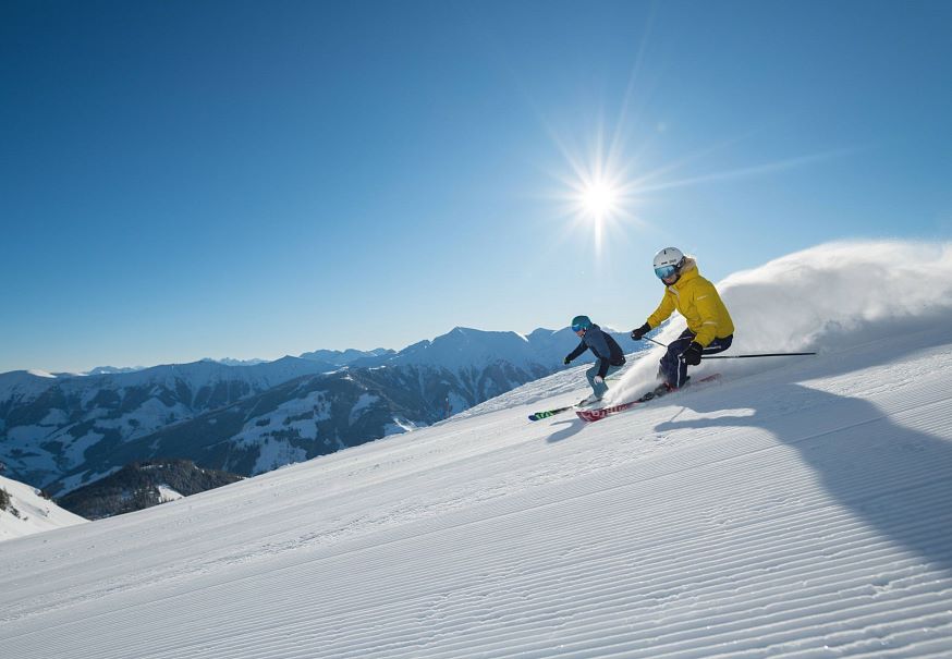 skifahren_mit_blick_auf_die_traumhafte_winterlandschaft_c_michael_gruber_tourismusverband_rauris-1